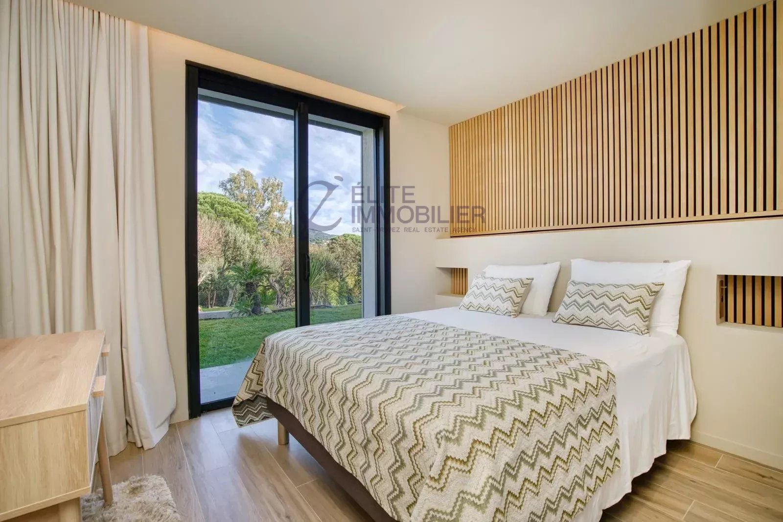 villa 6 Rooms for sale on Grimaud (83310)