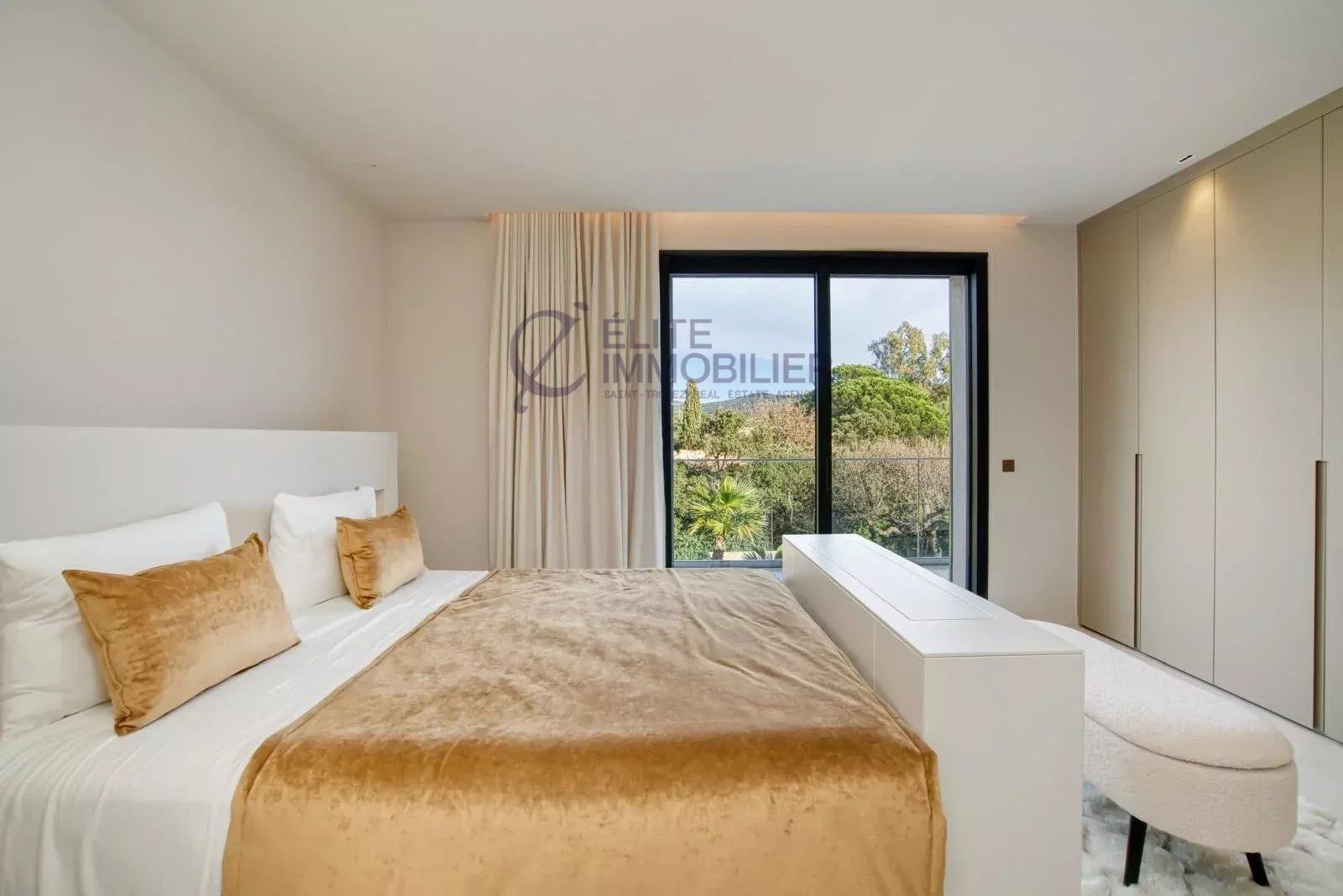 villa 6 Rooms for sale on Grimaud (83310)