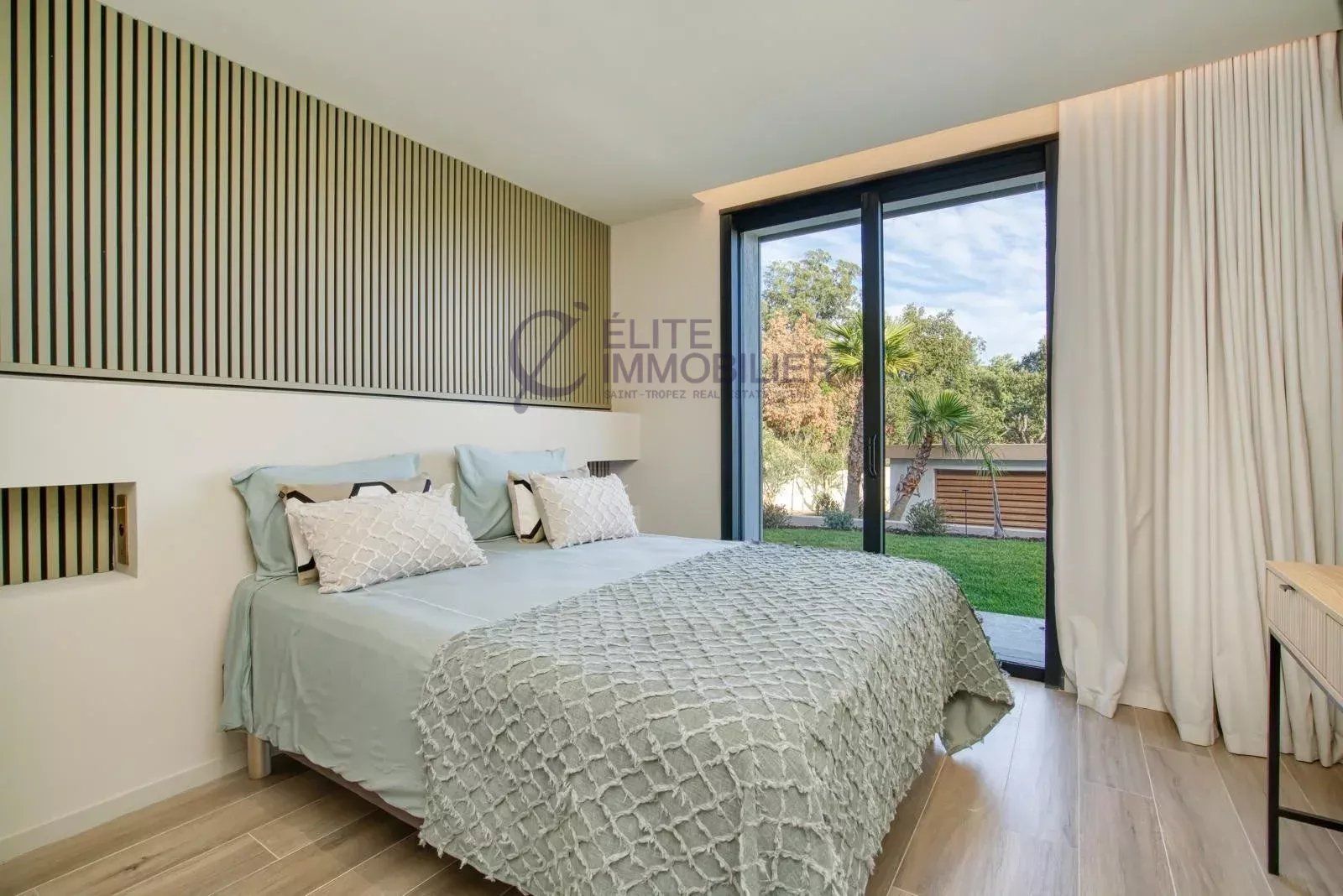 villa 6 Rooms for sale on Grimaud (83310)