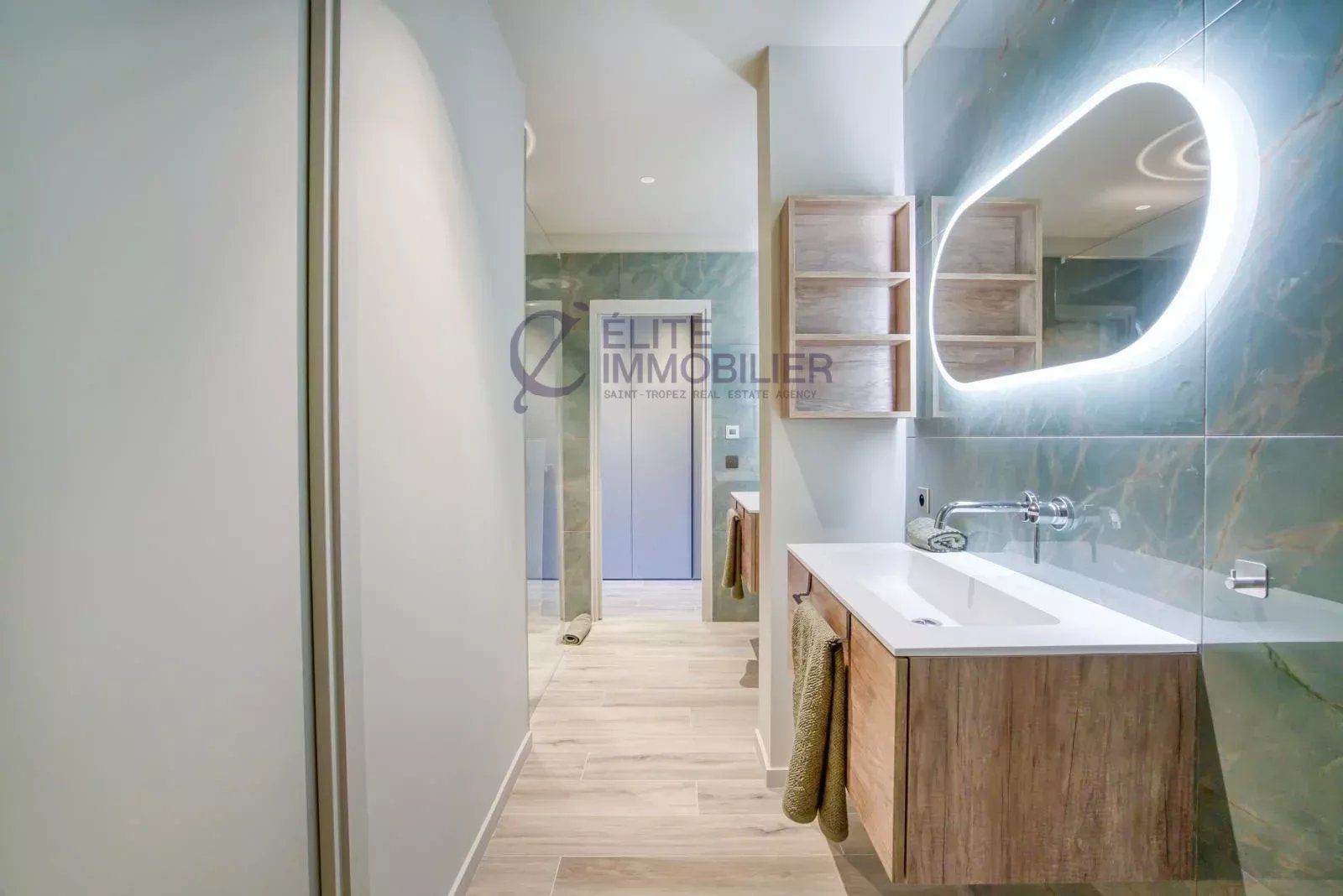 villa 6 Rooms for sale on Grimaud (83310)