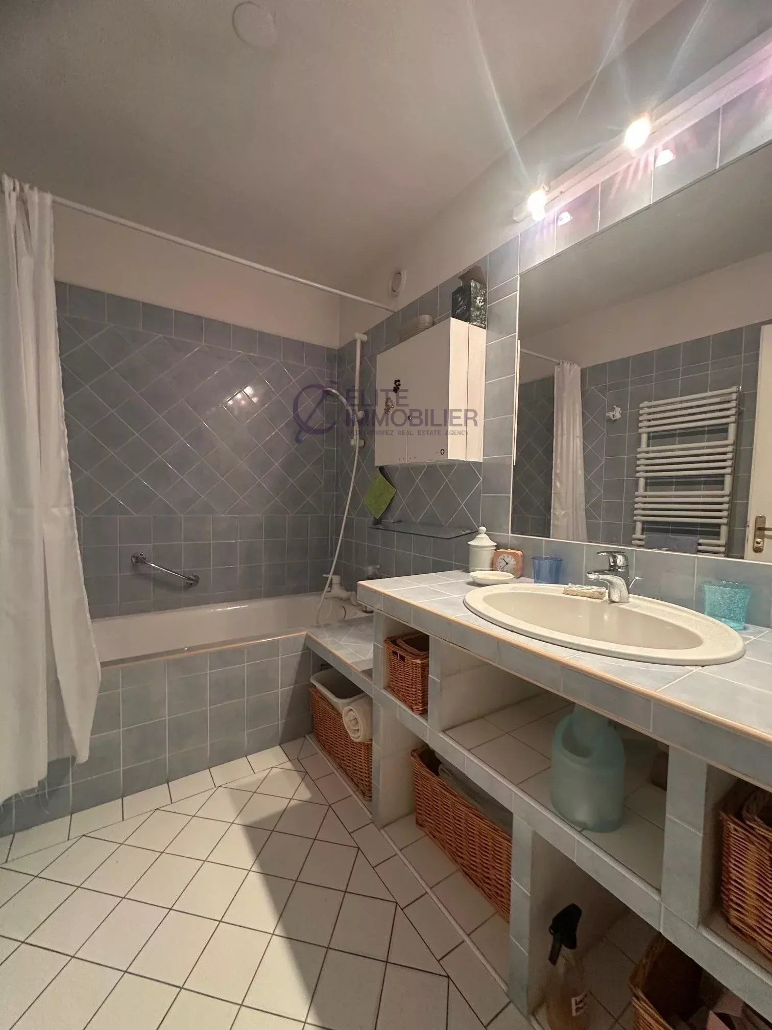 apartment 3 Rooms for sale on Saint-Tropez (83990)