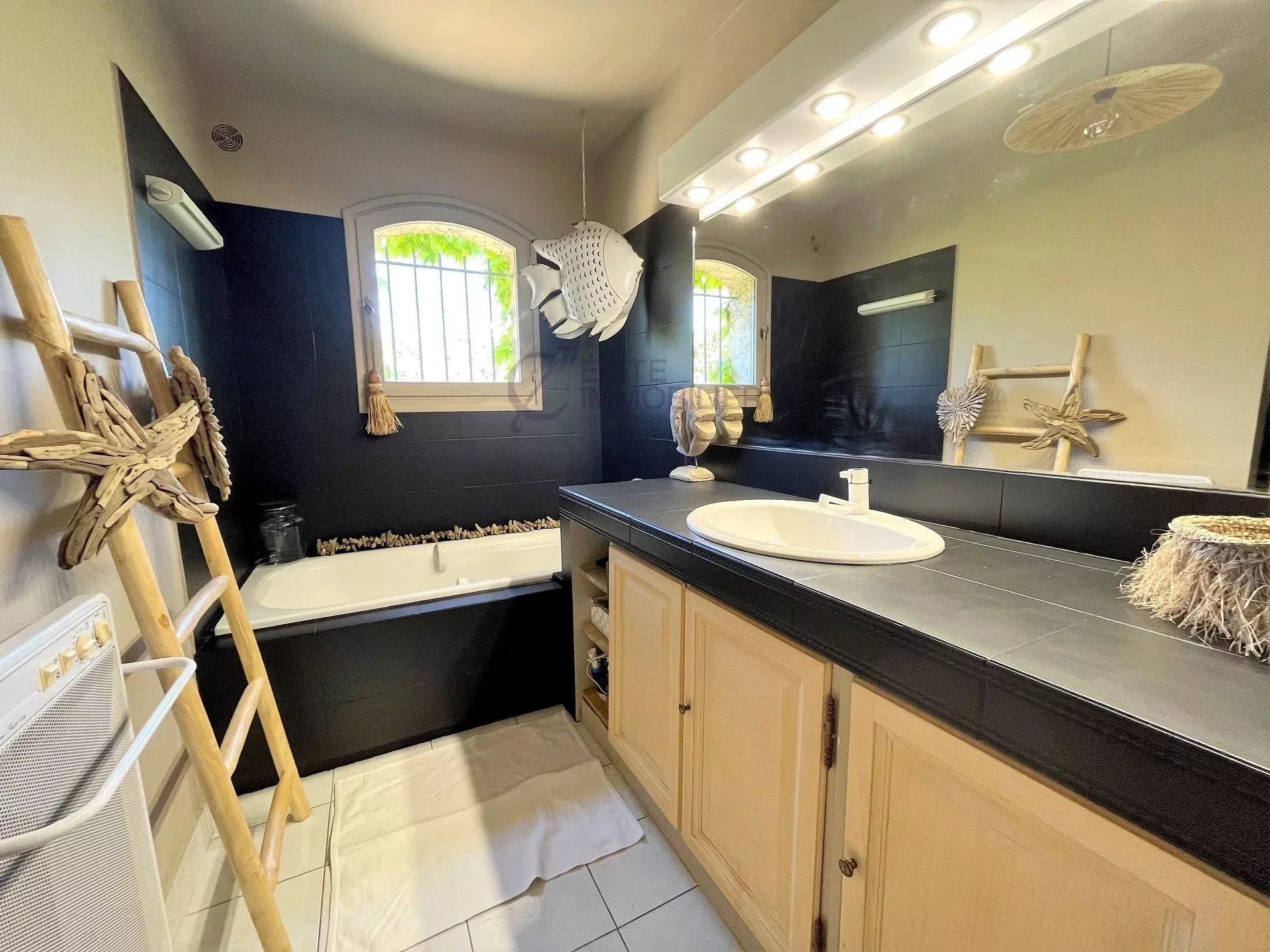 house 6 Rooms for sale on La Croix-Valmer (83420)