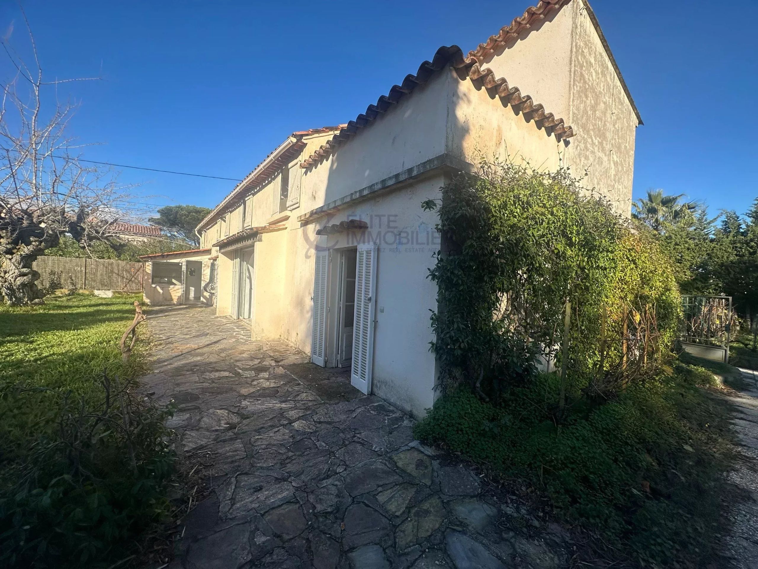 house 6 Rooms for sale on Saint-Tropez (83990)