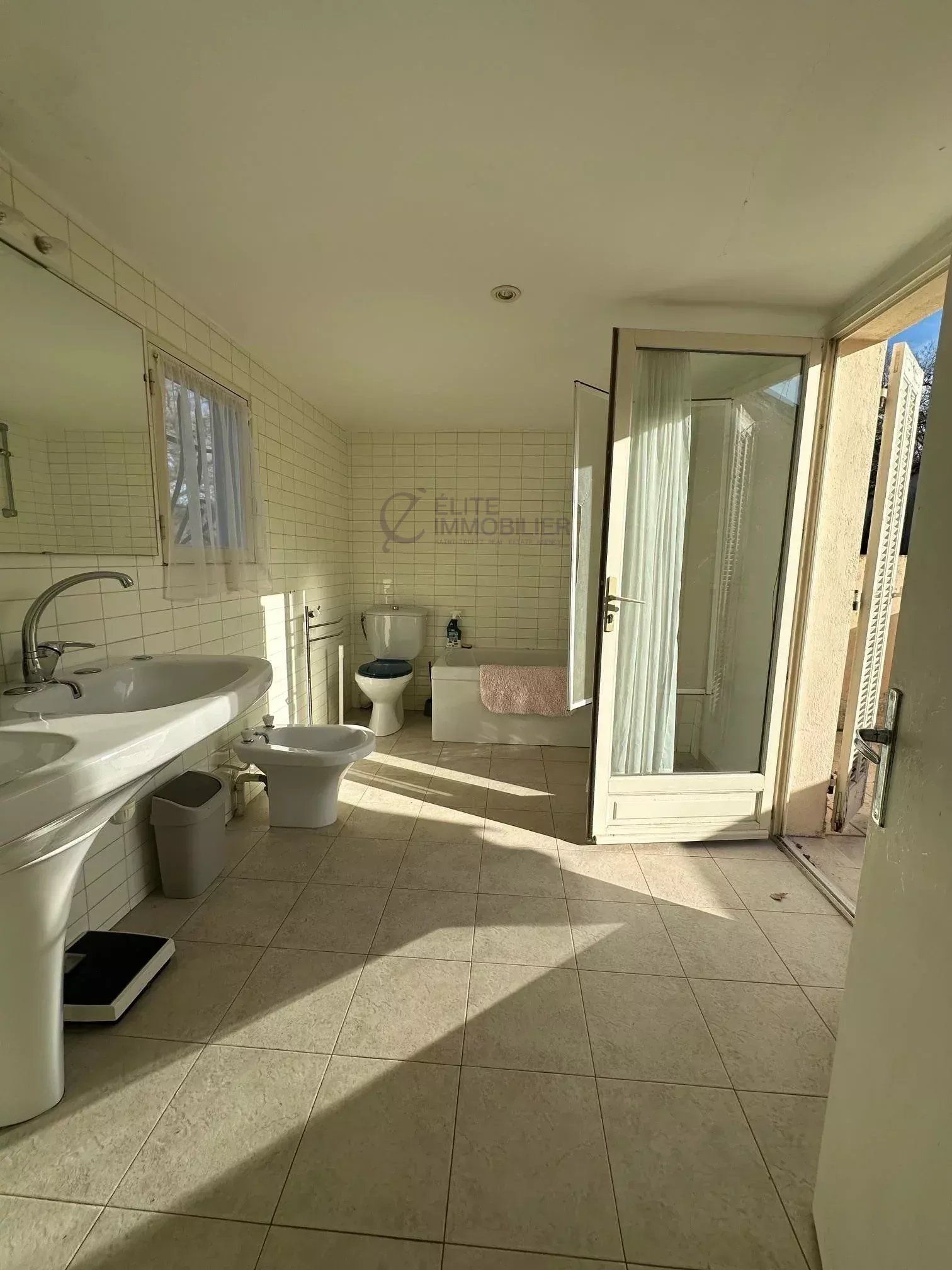 house 6 Rooms for sale on Saint-Tropez (83990)