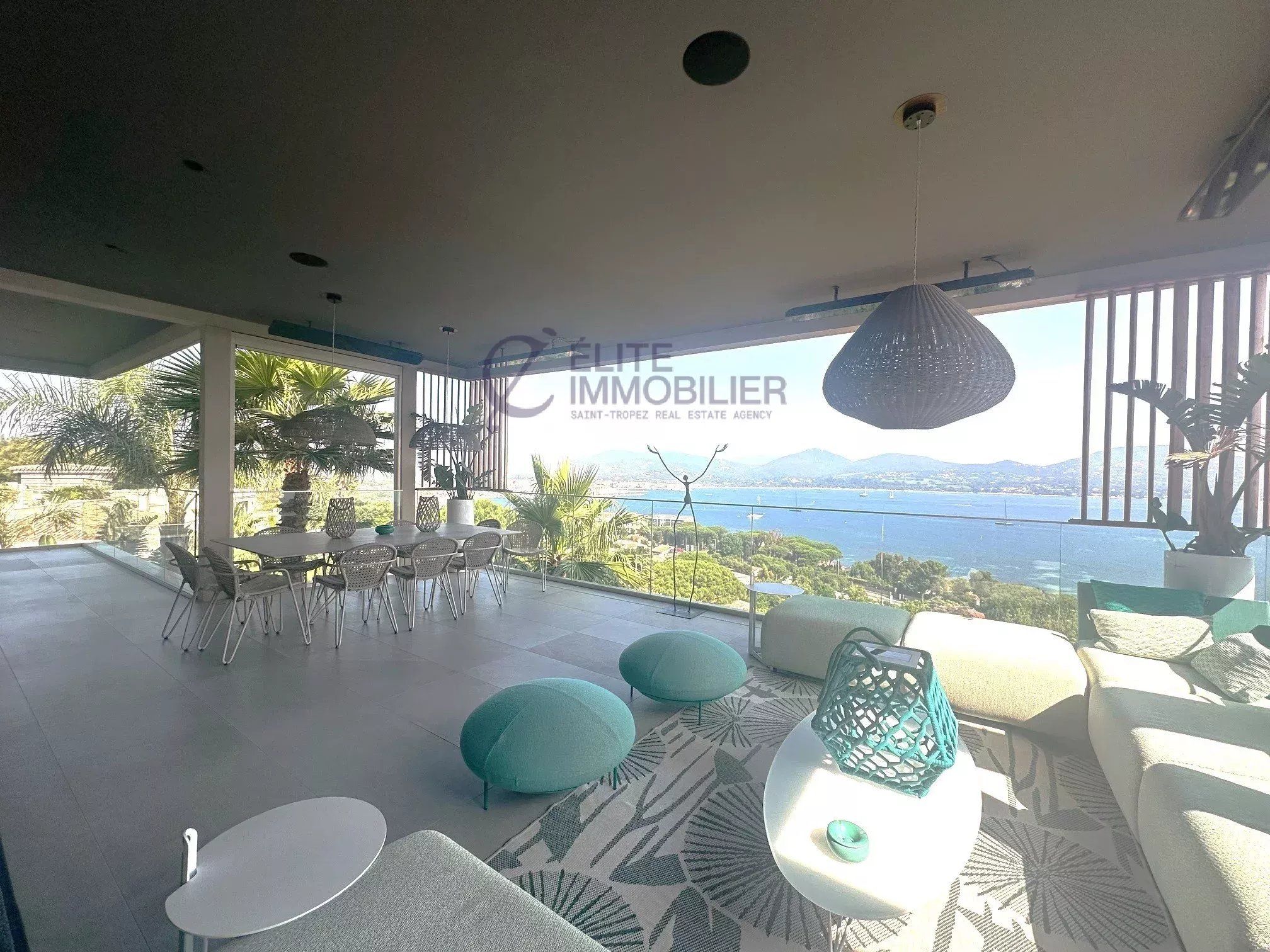 villa 8 Rooms for sale on Gassin (83580)