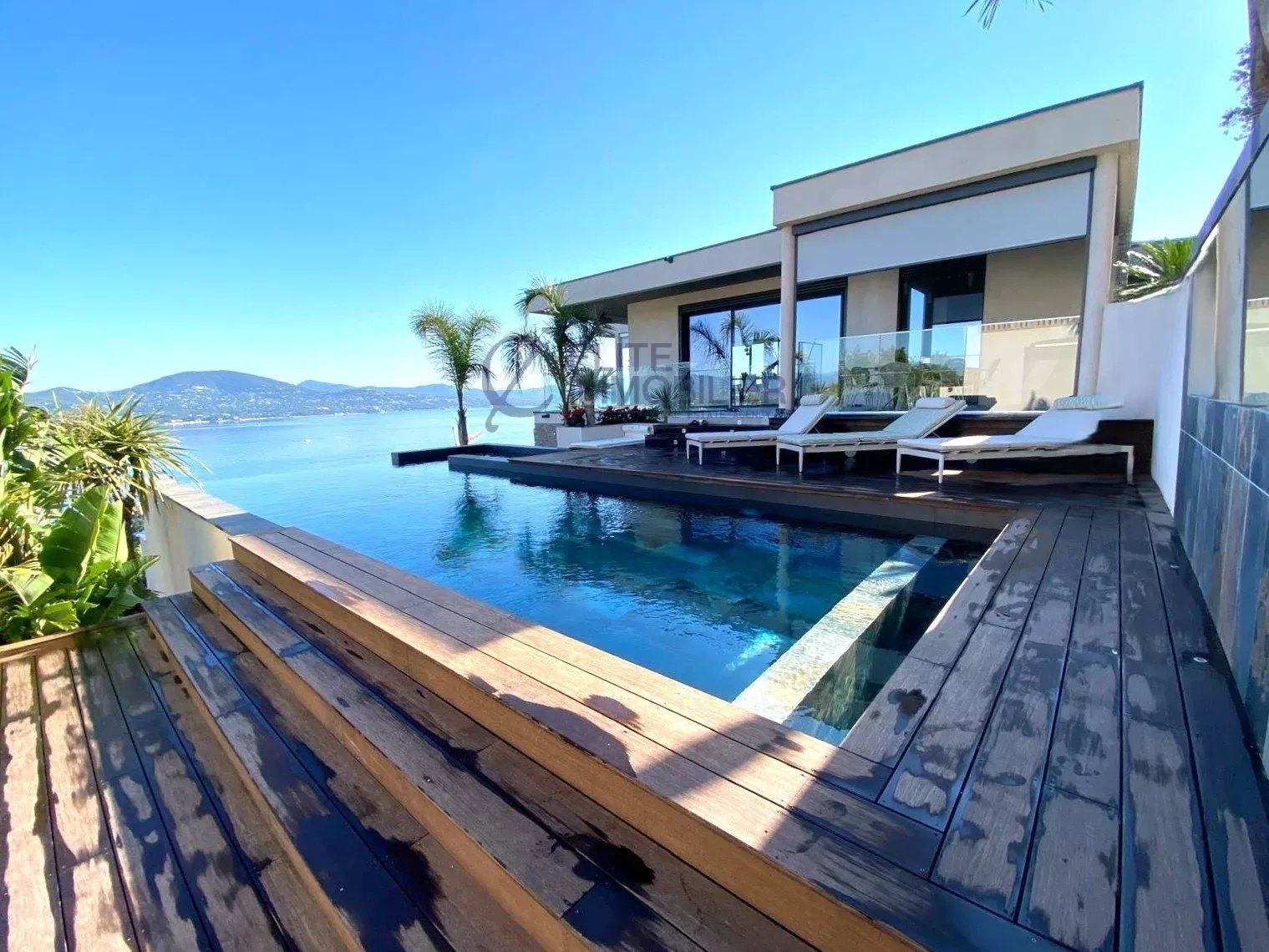 villa 8 Rooms for sale on Gassin (83580)
