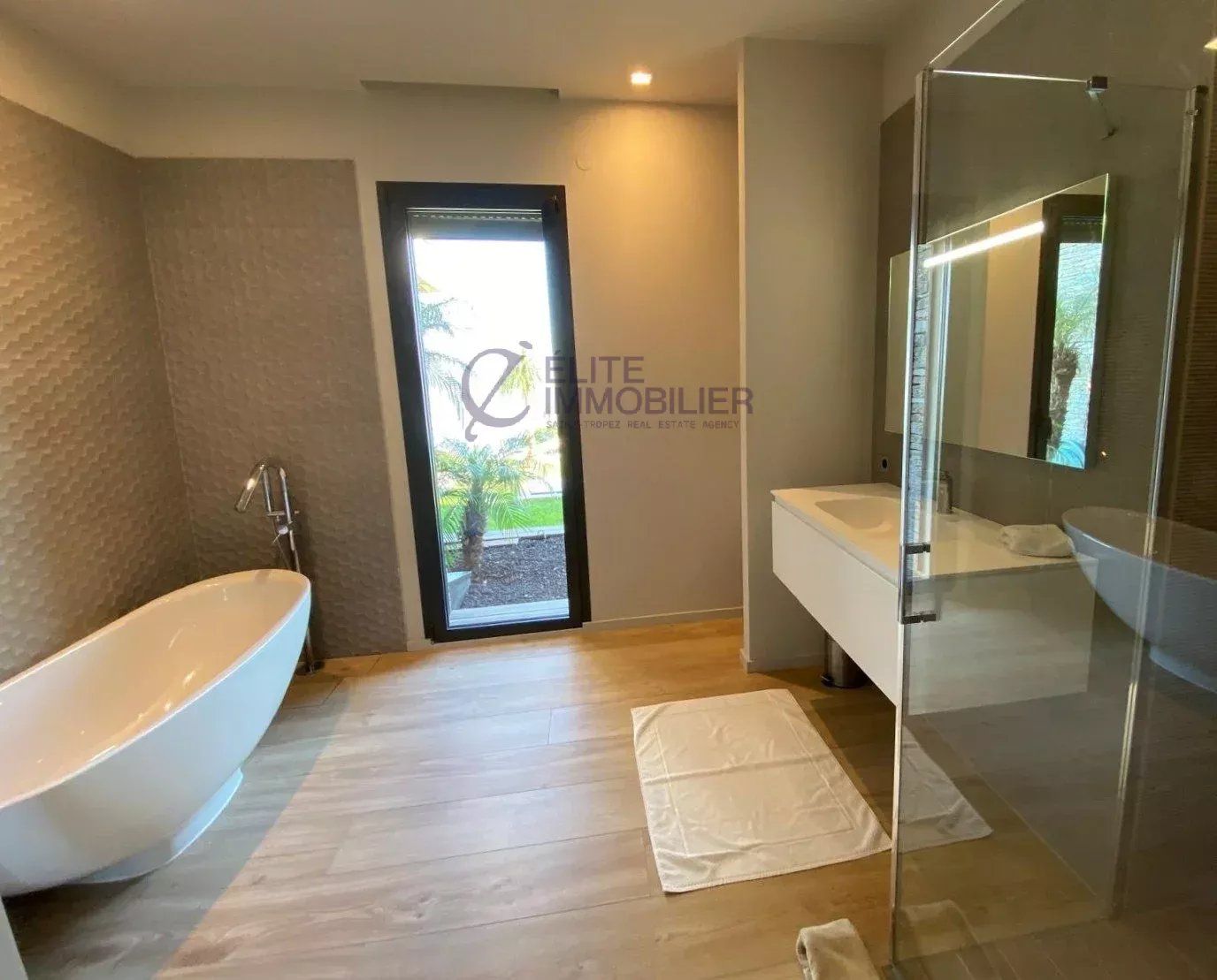 villa 8 Rooms for sale on Gassin (83580)