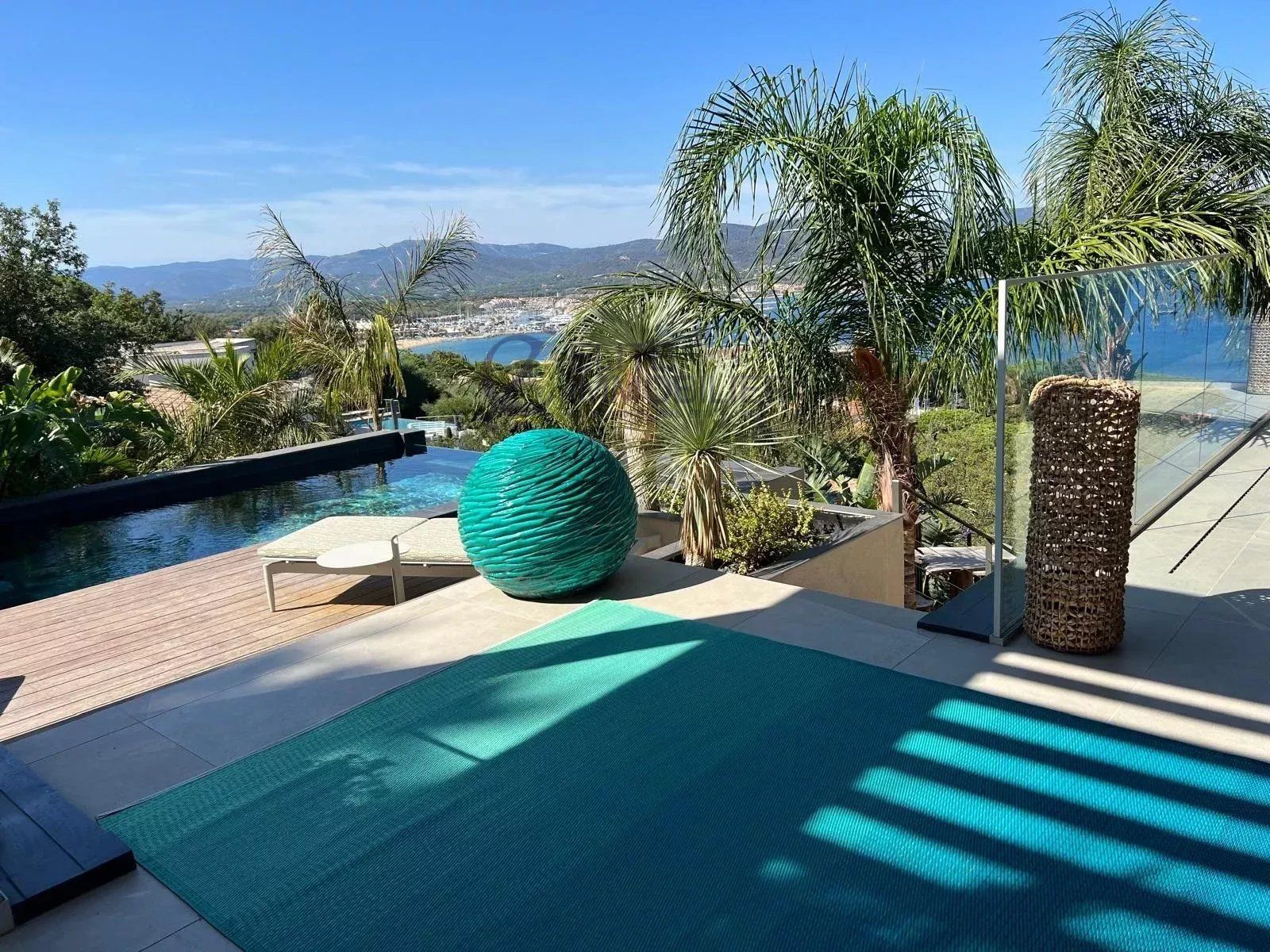 villa 8 Rooms for sale on Gassin (83580)