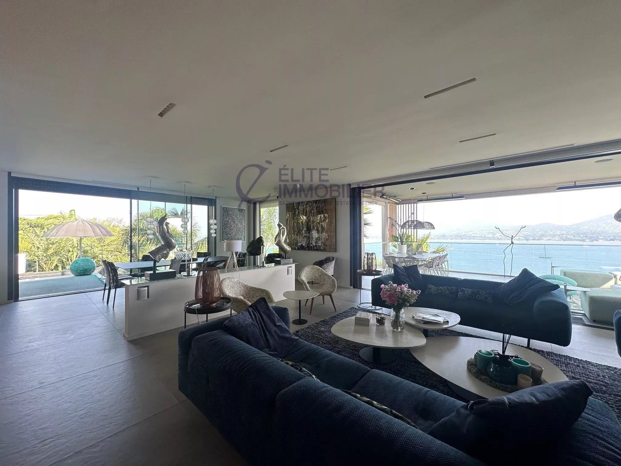 villa 8 Rooms for sale on Gassin (83580)