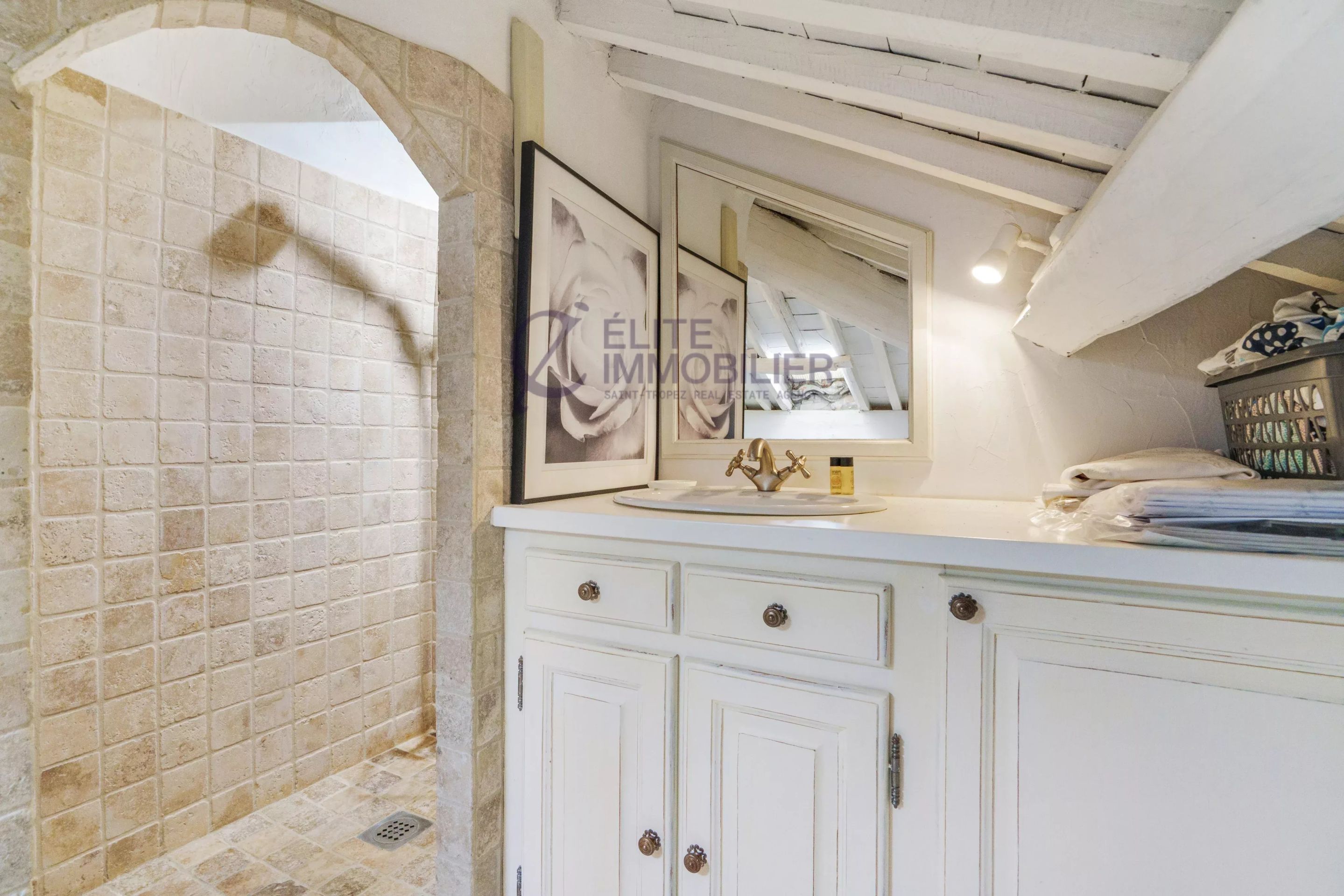 house 4 Rooms for sale on Saint-Tropez (83990)