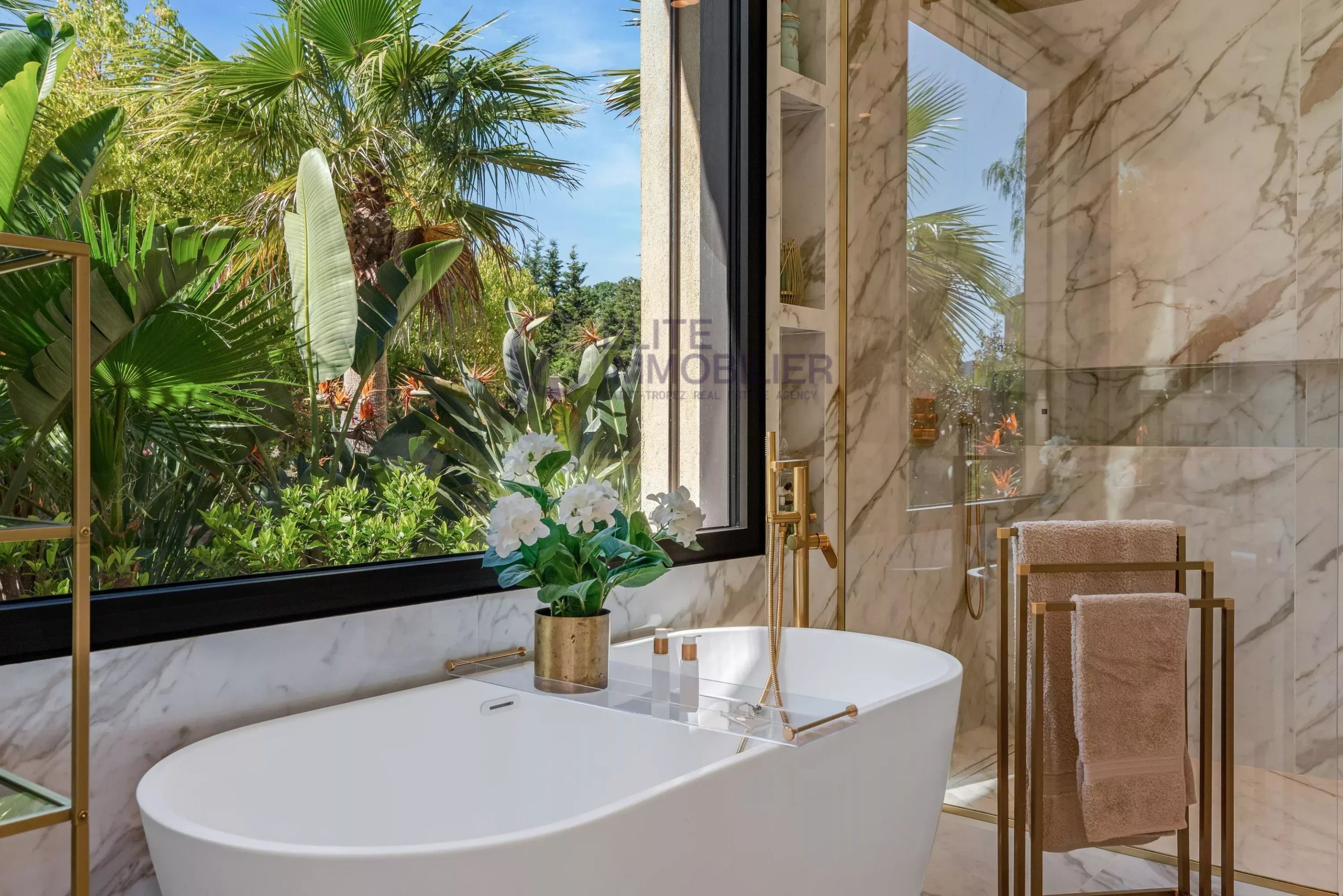 villa 6 Rooms for sale on Saint-Tropez (83990)